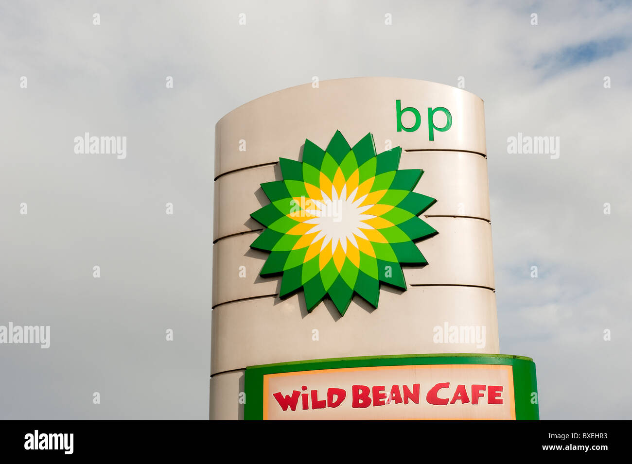 BP und Wild Bean Cafe Zeichen Stockfoto