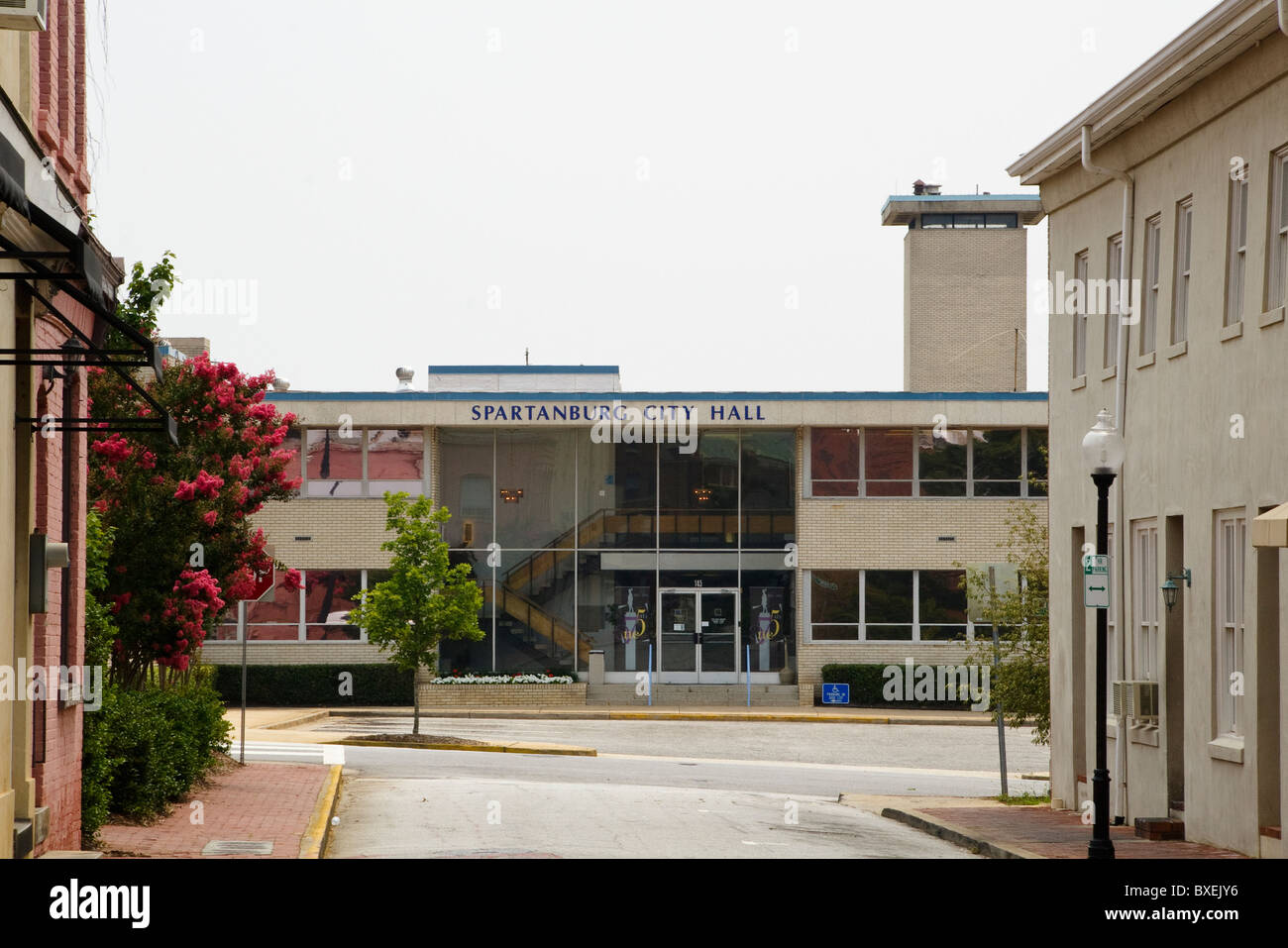 Spartanburg Rathaus an dunstigen bewölkten Sommertag im Juli 2006. Spartanburg feierte dieses Jahr ihr 175-jähriges Jubiläum. Stockfoto