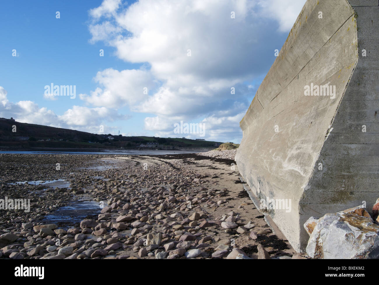 Anti-Panzer-Wand und Longis Bay, Alderney, Kanalinseln Stockfoto