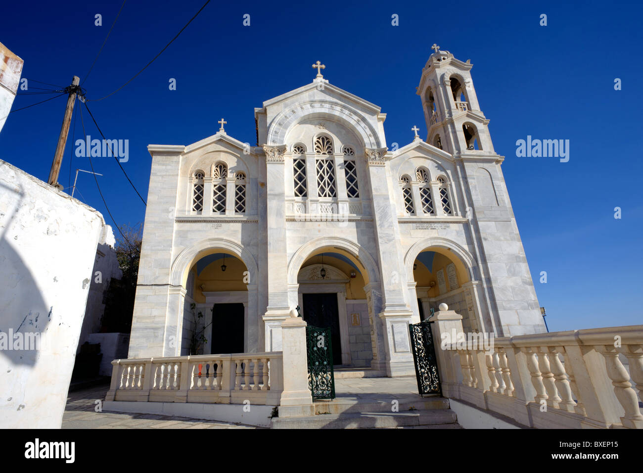 Marmorfassade der Kirche Agia Paraskevi orthodoxe, in das Dorf Ysternia befindet sich auf der griechischen Kykladen Insel Tinos. Stockfoto