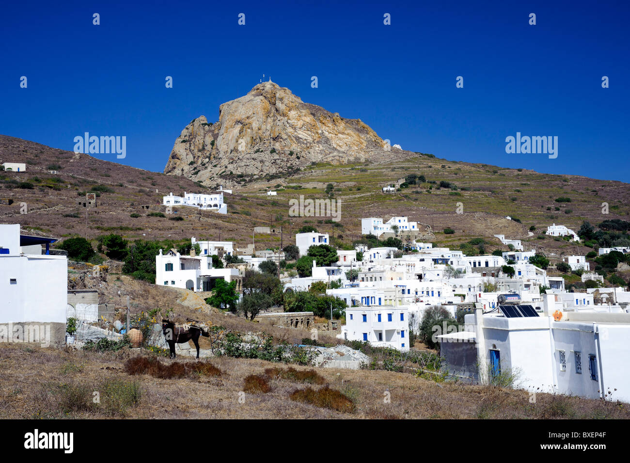 Blick auf das Dorf Tripotamos, auf den griechischen Kykladen Insel Tinos mit Mount Exobourgo im Hintergrund. Stockfoto