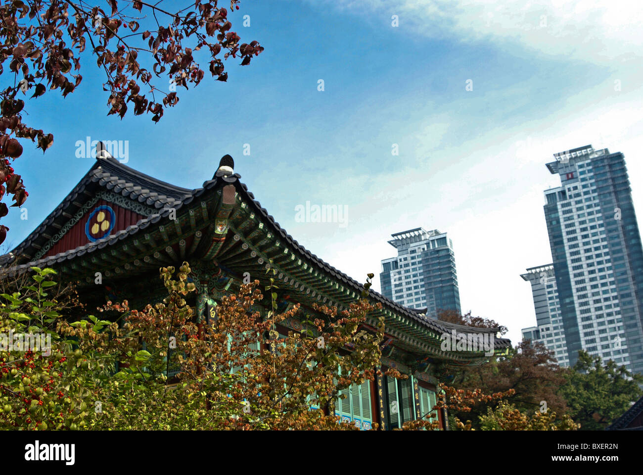 Traditionelle koreanische Gebäude und Wolkenkratzer, Seoul, Südkorea Stockfoto