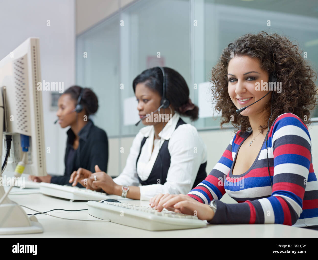 multiethnische Gruppe von weiblichen Kundenservice am Telefon, im Gespräch mit Frau Blick in die Kamera. Stockfoto