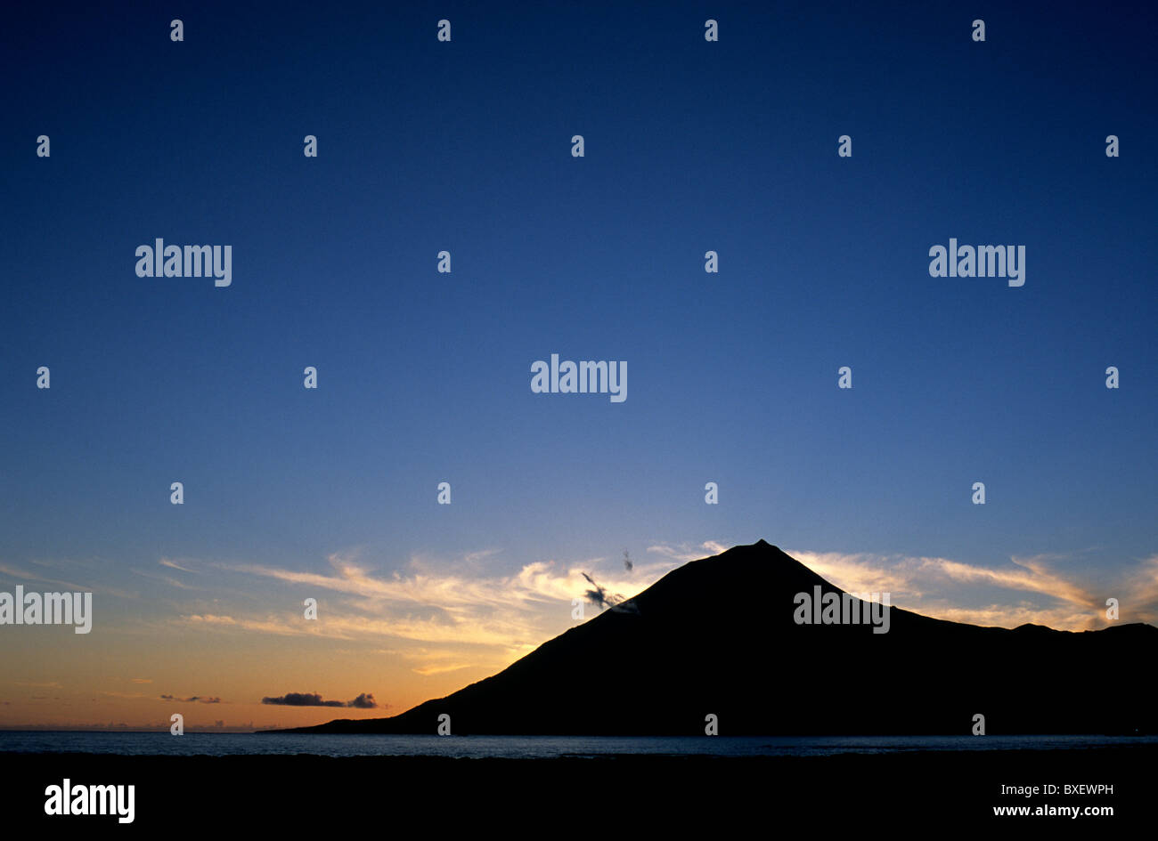 Pico Berg Pico Insel des Azoren-Archipels, gesehen bei Sonnenuntergang von der Stadt Lajes do Pico Stockfoto