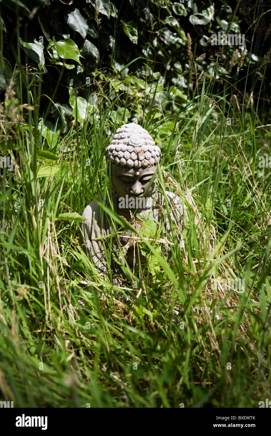 Buddha-Symbol in lange Gartengras Bruchtal buddhistischen Retreat Center, East Sussex, England. Stockfoto