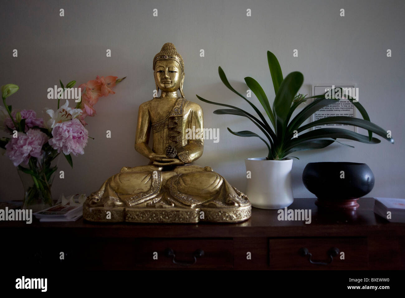 Buddha-Symbol auf Felsvorsprung an der Bruchtal buddhistischen Retreat Center, East Sussex, England. Stockfoto