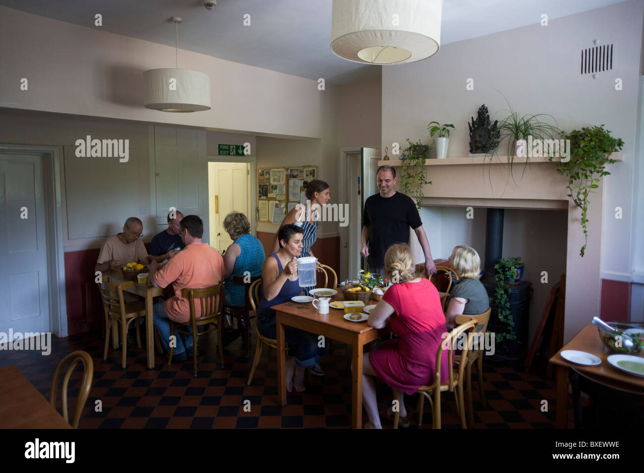 Mahlzeiten für Gäste im Speisesaal bei der Bruchtal buddhistischen Retreat Center, East Sussex, England. Stockfoto