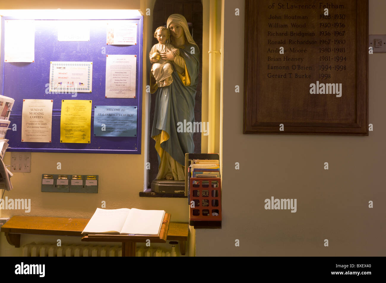 Schwarzes Brett mit Maria und Jesus Figuren am St.-Laurentius Kirche in Feltham, London. Stockfoto