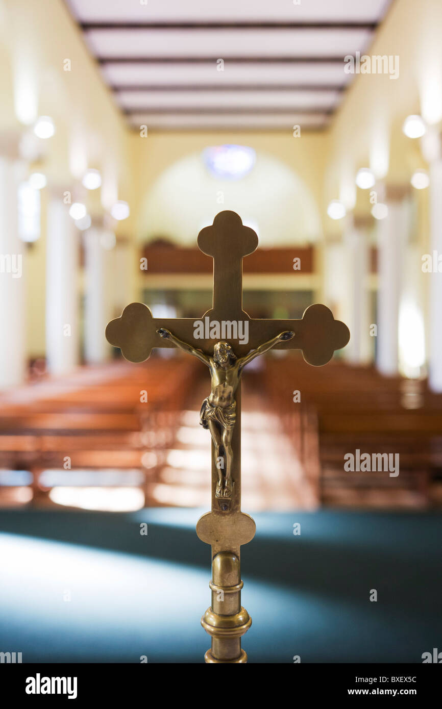 Kruzifix am Altar in der St.-Laurentius katholische Kirche in Feltham, London. Stockfoto