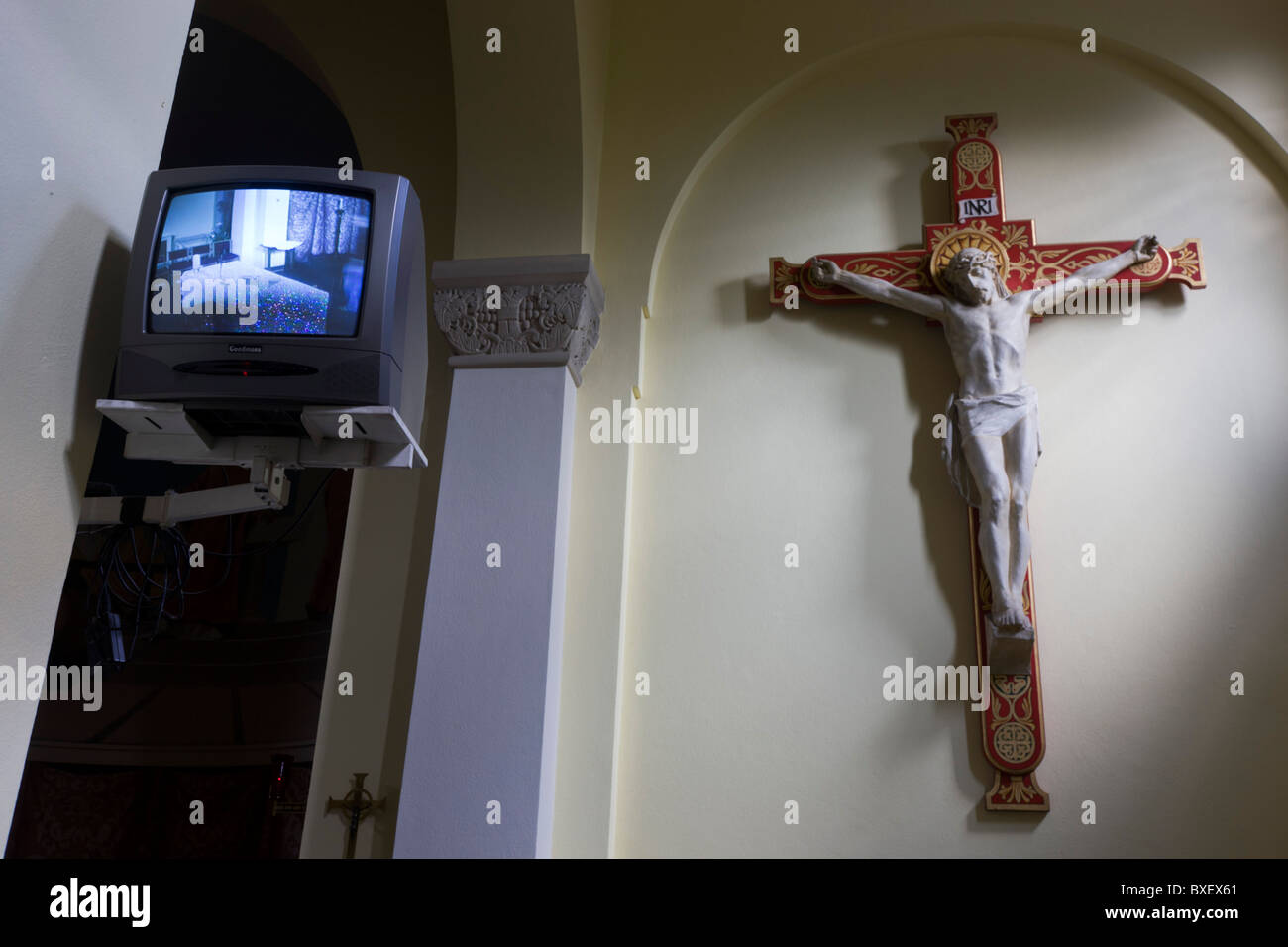 Jesus am Kreuz und die TV-Berichterstattung über Altar im Inneren am St.-Laurentius Kirche in Feltham, London. Stockfoto