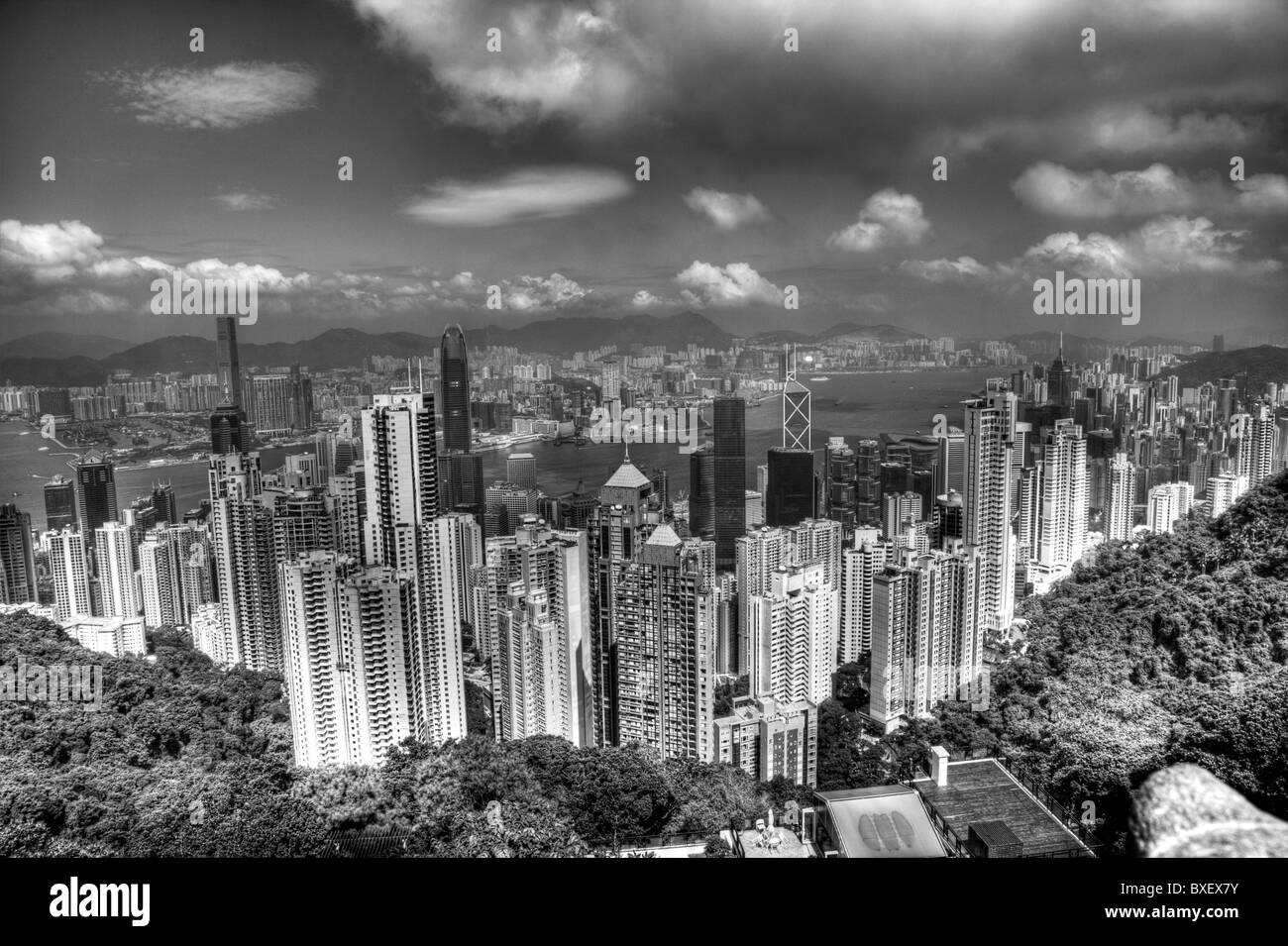 Die fantastische Skyline von Hong Kong von The Peak Suche bei Tageslicht gesehen das imposante Bauten sind die Ifc-Türme Stockfoto
