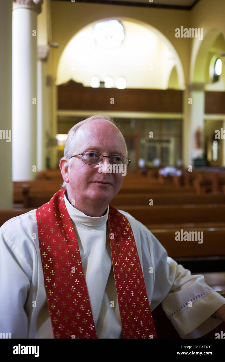 Ex-anglikanischen jetzt katholische Priester Vater Chris Viper am St.-Laurentius Kirche in Feltham, London. Stockfoto