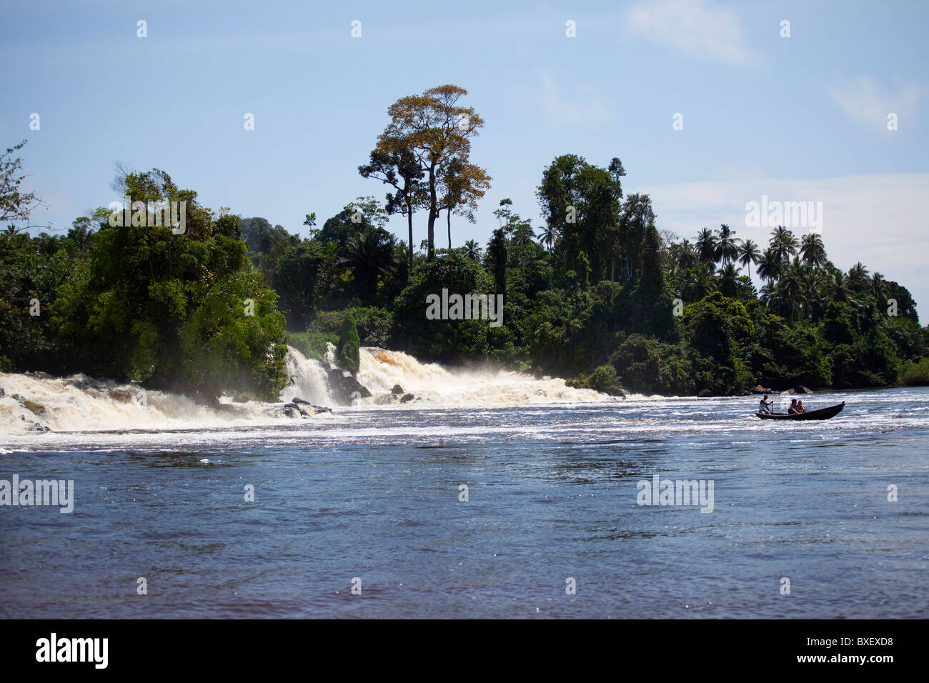 Boot Fluss Stromschnellen Kamerun Kribi Regenwald Zeile Stockfoto