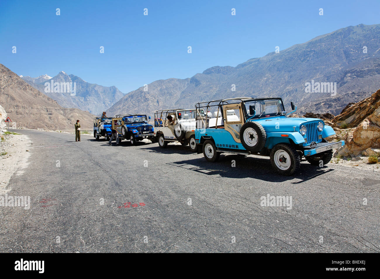 Pakistan-Gilgit Baltistan - Jeeps auf dem Karakorum-Highway Stockfoto