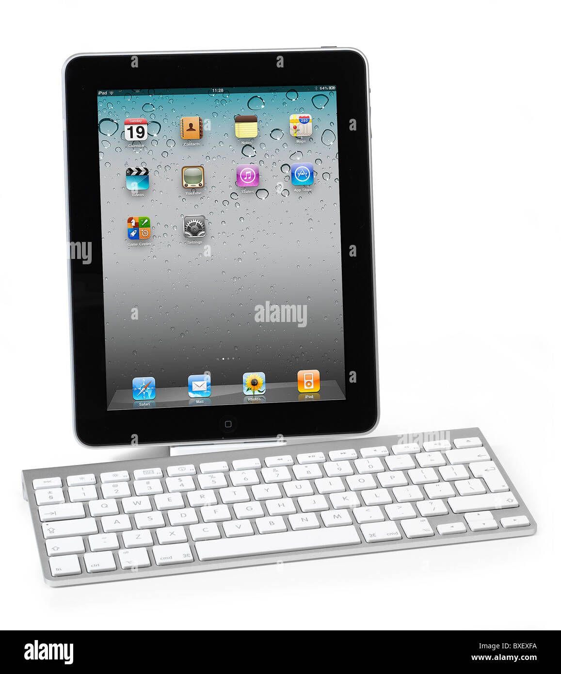Apple iPad Dock mit Apple wireless Keyboard auf weißem Hintergrund Stockfoto