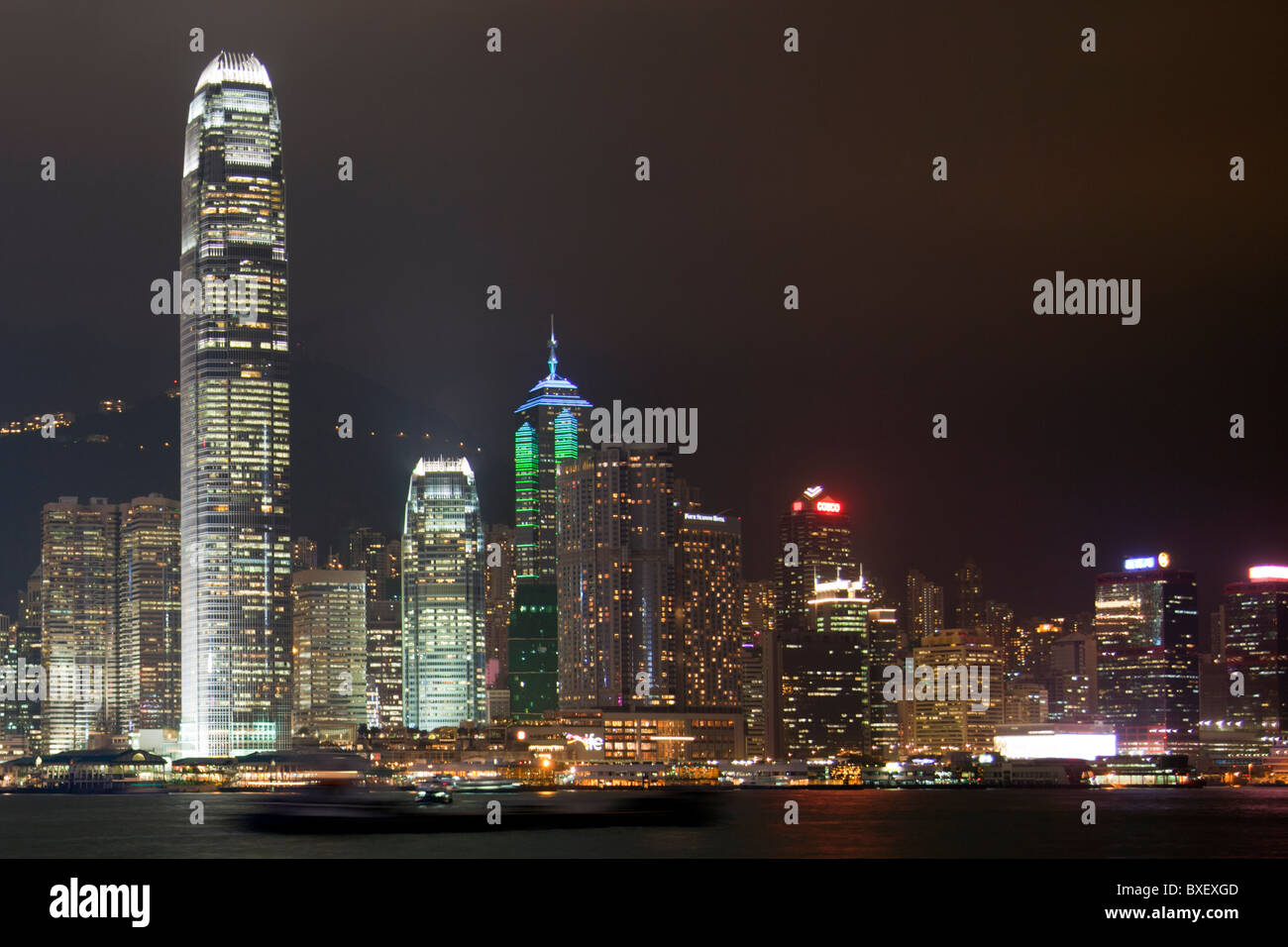 Die erstaunliche Hong Kong Skyline wie gesehen von Kowloon in der Nacht. Die imposante Strukturen umfassen die Ifc Türme & The Centre Stockfoto