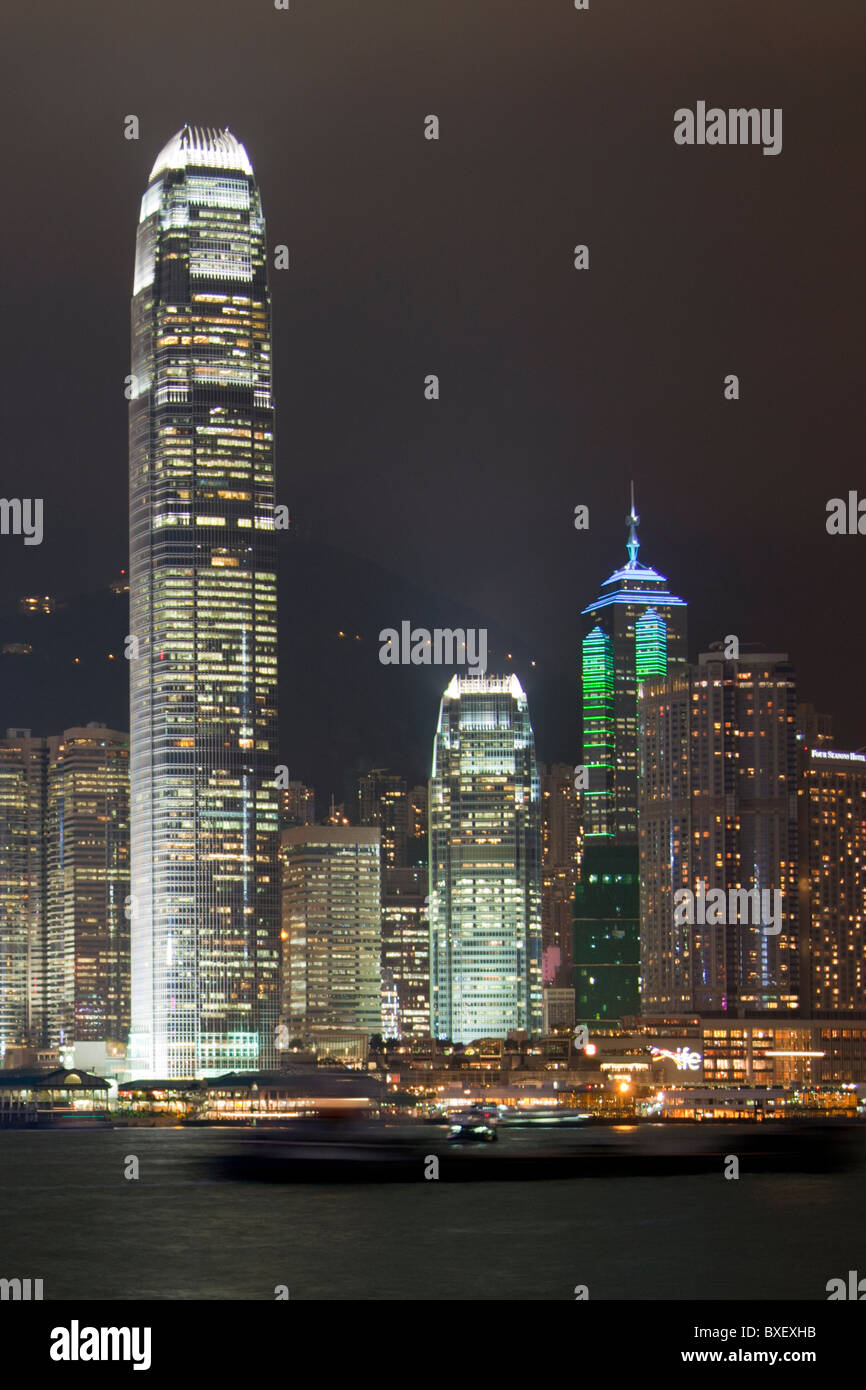 Die erstaunliche Hong Kong Skyline wie gesehen von Kowloon in der Nacht. Die imposante Strukturen umfassen die Ifc Türme & The Centre Stockfoto