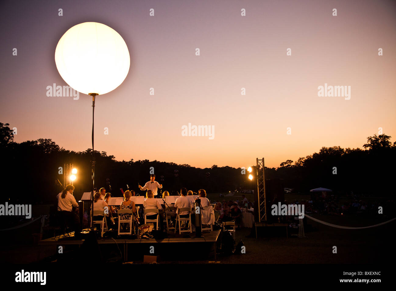 Die Charleston-Kammerorchester führt ein Abendkonzert am Ort der historischen Middleton Plantage Charleston, SC. Stockfoto