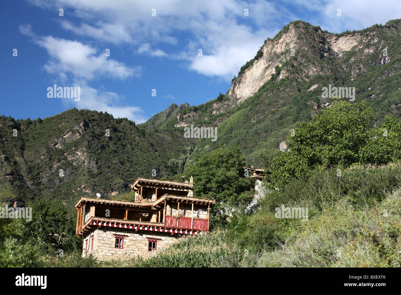 Einem traditionellen tibetischen Stil-Haus auf dem Lande in der Nähe von Zhonglu (in der Nähe von Danba) Sichuan Porvince, China. Stockfoto