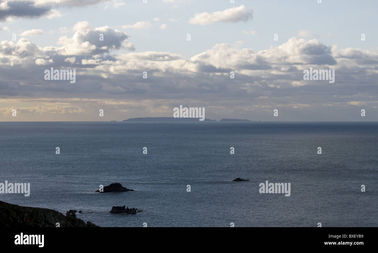 Sark (mit Brecqhou rechts) vom südwestlichen Ende des benachbarten Kanal Insel Alderney gesehen Stockfoto