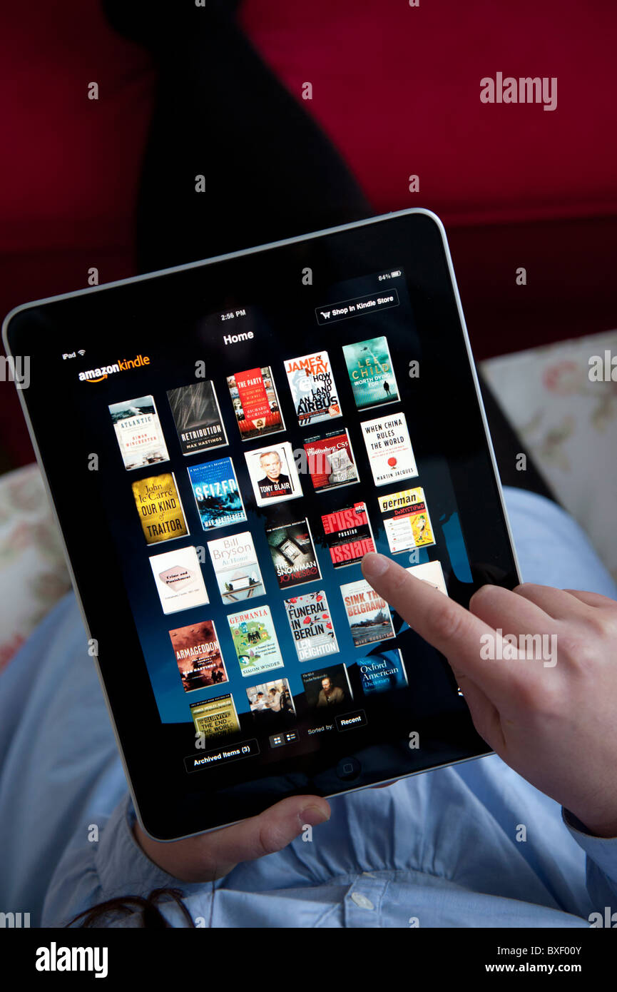 Frau Suche Ebooks im Amazon Kindle Ebook Store-Anwendung auf einem iPad Tablet-computer Stockfoto