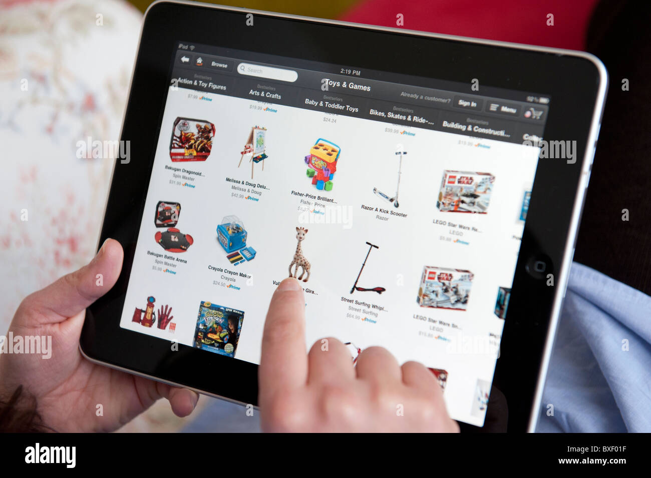 Frau Suche neue Amazon Windowshop Online-shopping-Anwendung auf einem iPad  Tablet-computer Stockfotografie - Alamy