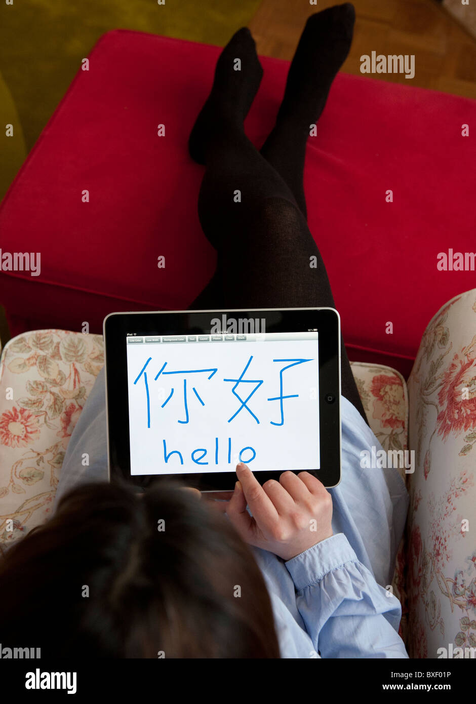 Frau auf einem iPad Tablettcomputer chinesische Schriftzeichen schreiben lernen Stockfoto