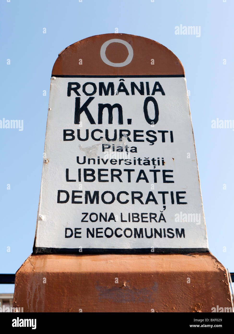 Wegweiser aus alle Entfernungen in Rumänien in Bukarest Universität Platz gemessen werden Stockfoto