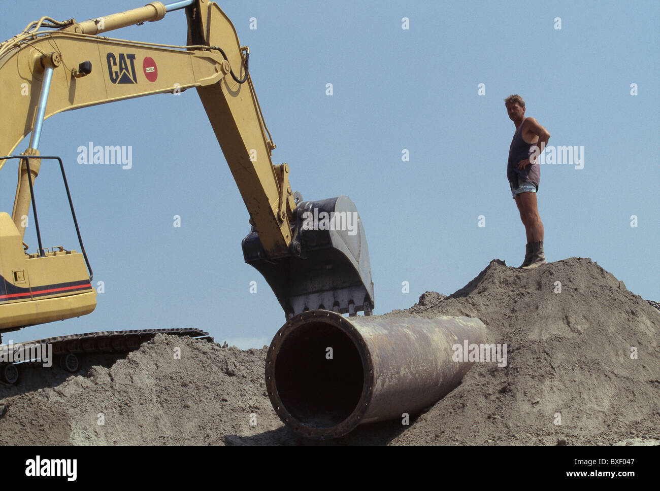 Ein niederländischer Ingenieur betreut Baumaschinen auf der Baustelle Jamuna River Bridge in westlichen Bangladesch. Stockfoto