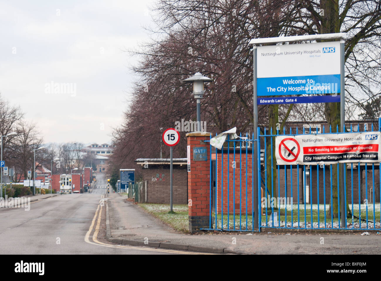 Die Begrüßung an Bord vor einer der Eingänge Edwards Lane Nottingham City Hospital, Nottinghamshire, England, UK. Stockfoto