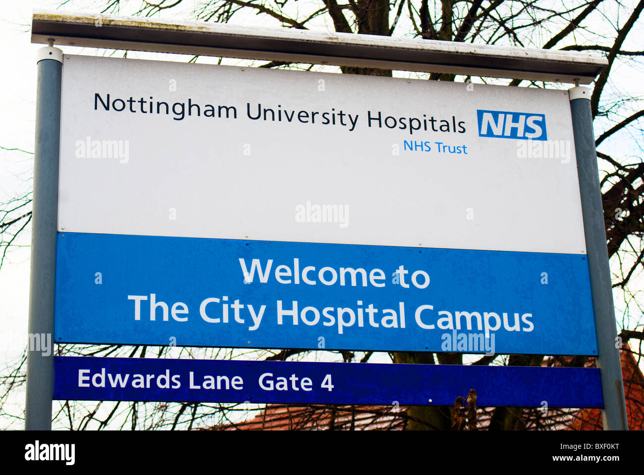 Die Begrüßung an Bord vor einer der Eingänge Edwards Lane Nottingham City Hospital, Nottinghamshire, England, UK. Stockfoto