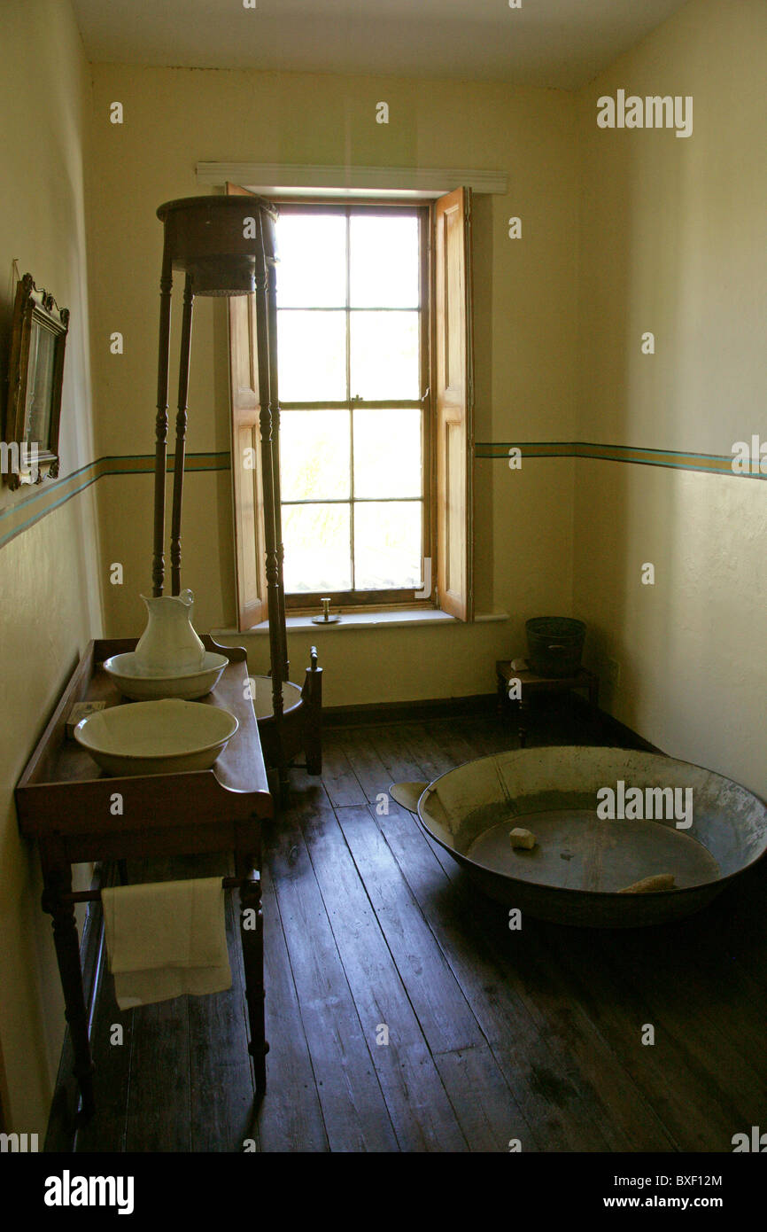 Das Bad und die Dusche im Haus von Olof Marthinus Bergh, Stellenbosch Dorfmuseum, Stellenbosch, Südafrika. Stockfoto