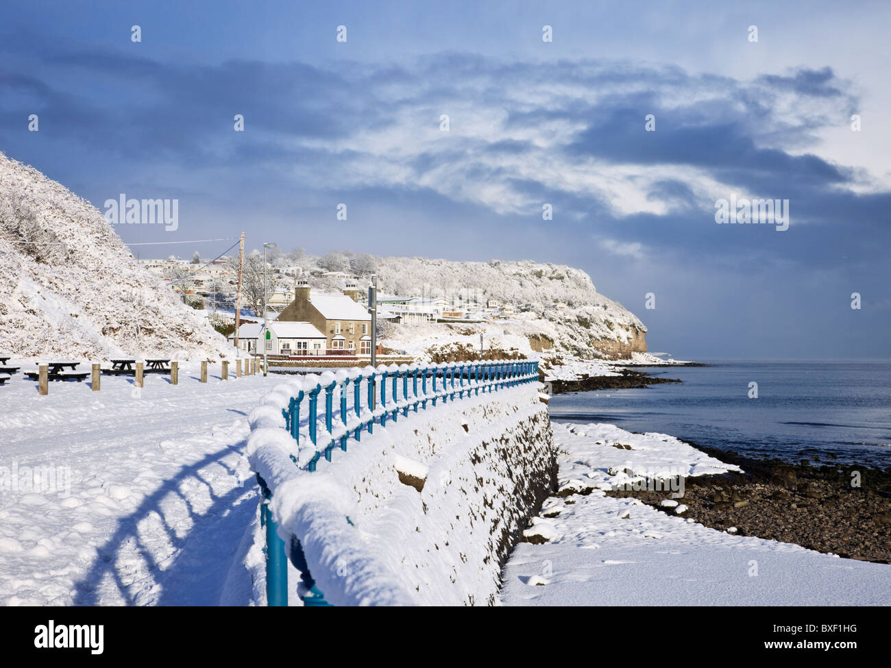 Schnee auf der Strandpromenade Geländer und Strand an der walisischen Küste im Winter 2010. Benllech, Isle of Anglesey, North Wales, UK, Großbritannien Stockfoto