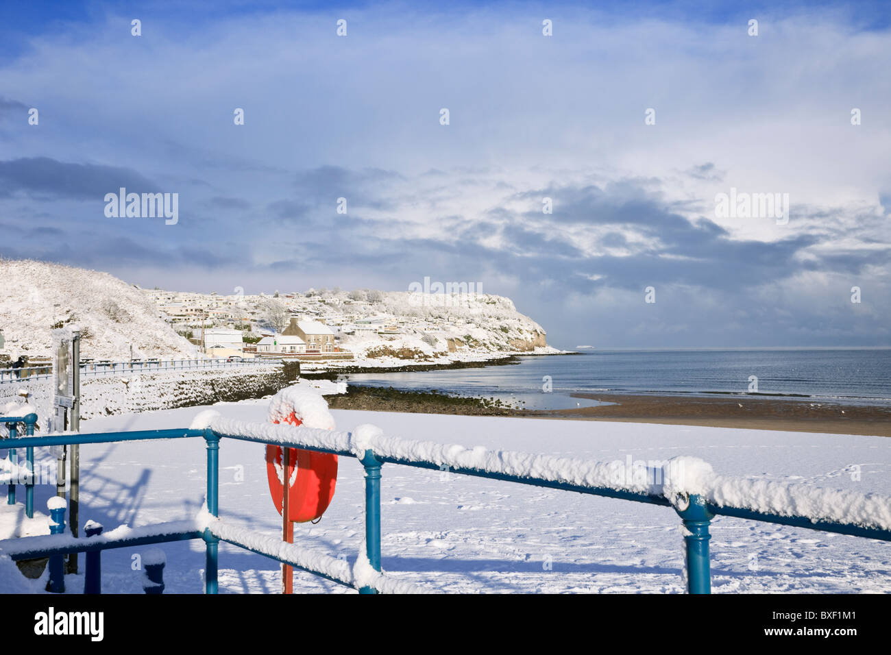 Schnee am Meer und Strand im Winter. Benllech, Isle of Anglesey, North Wales, UK, Großbritannien Stockfoto