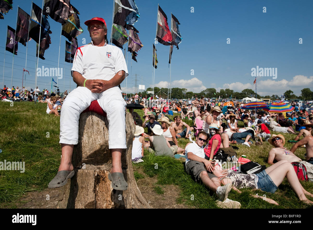 England Supporter beobachten eines Englands WM-Spiele auf der großen Leinwand beim Glastonbury Festival. Stockfoto