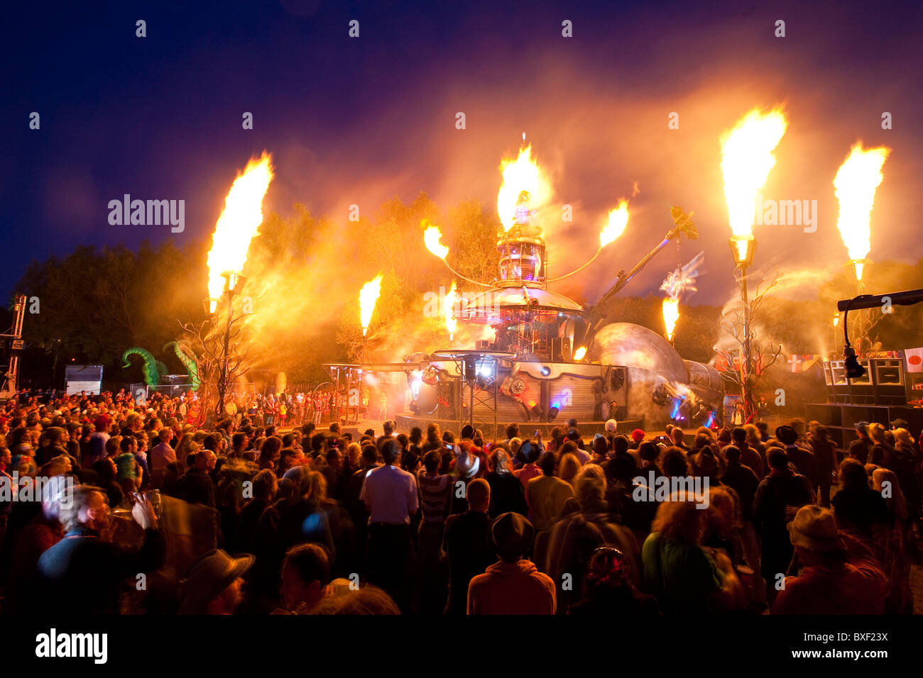 Feuershow auf Arcadia Glastonbury Festival. Stockfoto