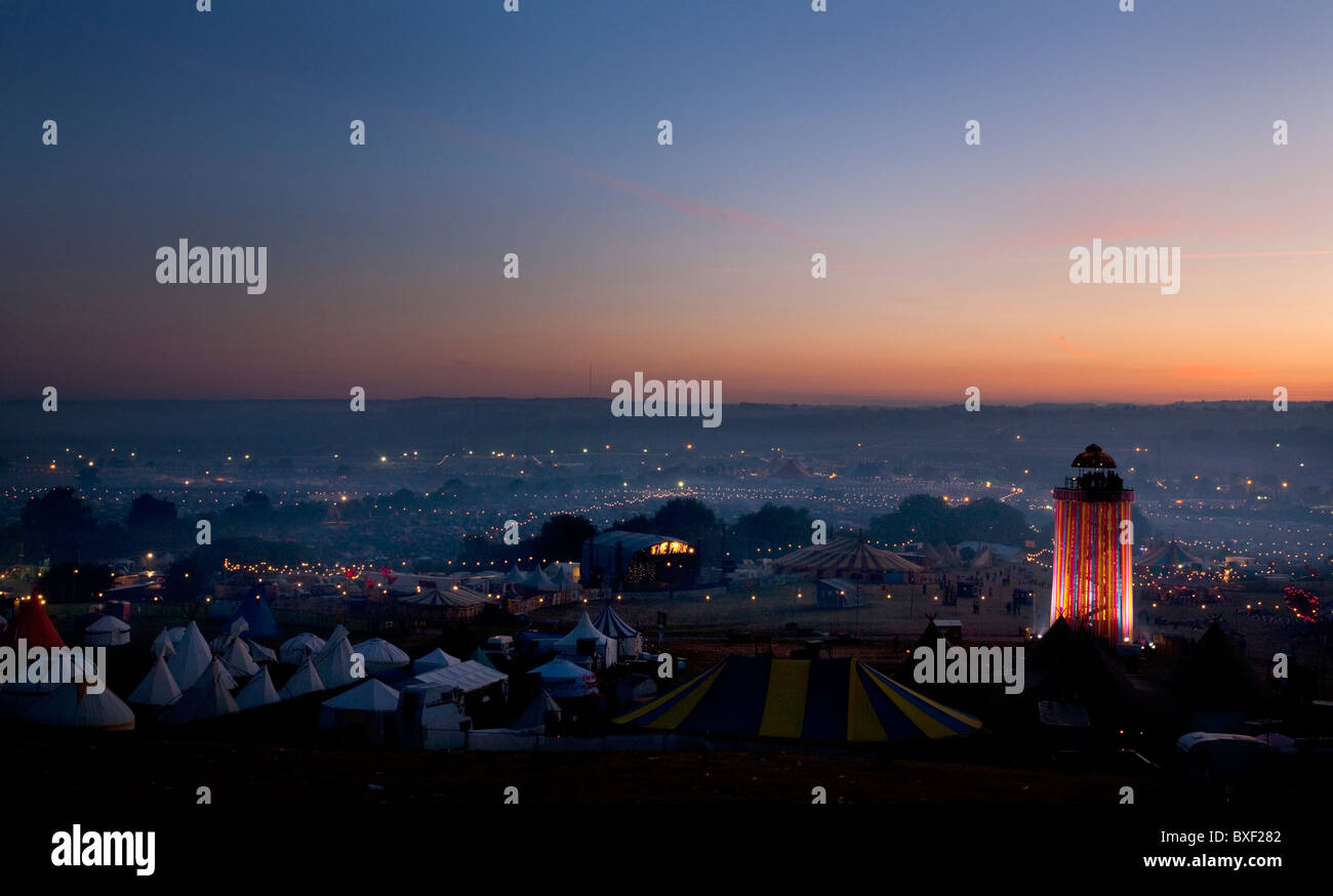 Blick über Glastonbury Festival Website bei Sonnenaufgang. Stockfoto