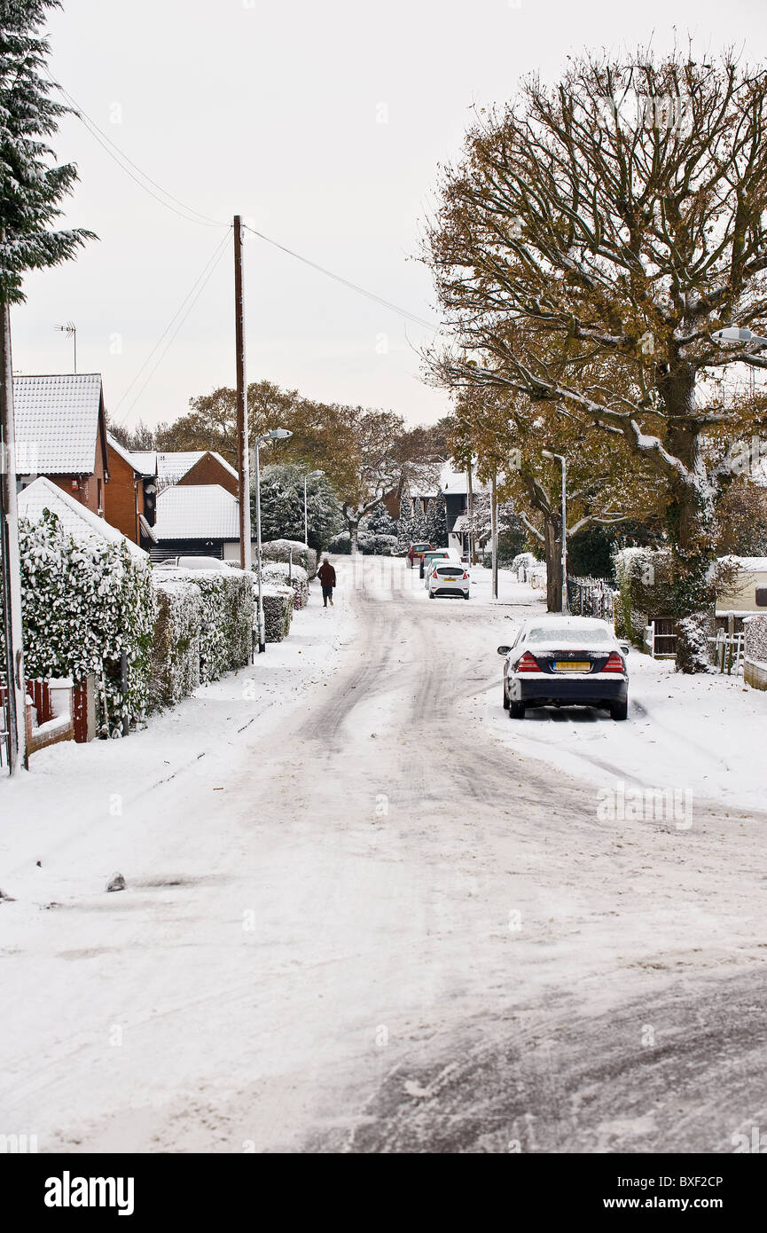 Schnee in einer Seitenstraße in einer Stadt in Essex Stockfoto
