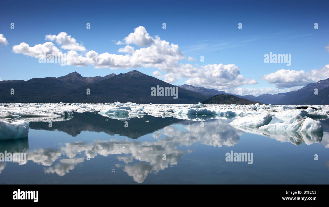 Eis-Berg Reflexionen, Mare Australis Cruise, gerade von Magellan, Feuerland, Chile, Argentinien, Südamerika Stockfoto