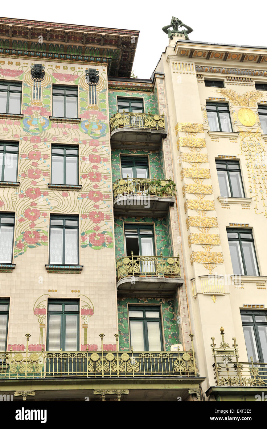 Wien, Österreich. Art Nouveau / Jugendstil Balkonen der Majolicahaus (l) und Weinzeilenhaus (R, beide Otto Wagner) am Naschmarkt Stockfoto