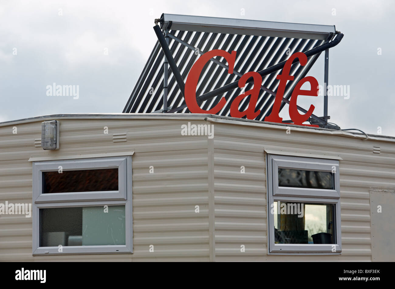 Cafe mit Solaranlage auf dem Dach montiert Stockfoto