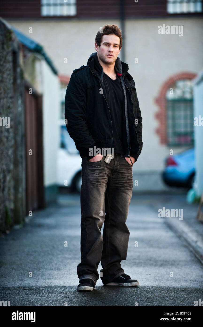 20-30 Jahre alten Mann männlich stehen in voller Länge im freien städtischen Single solo Person UK Stockfoto