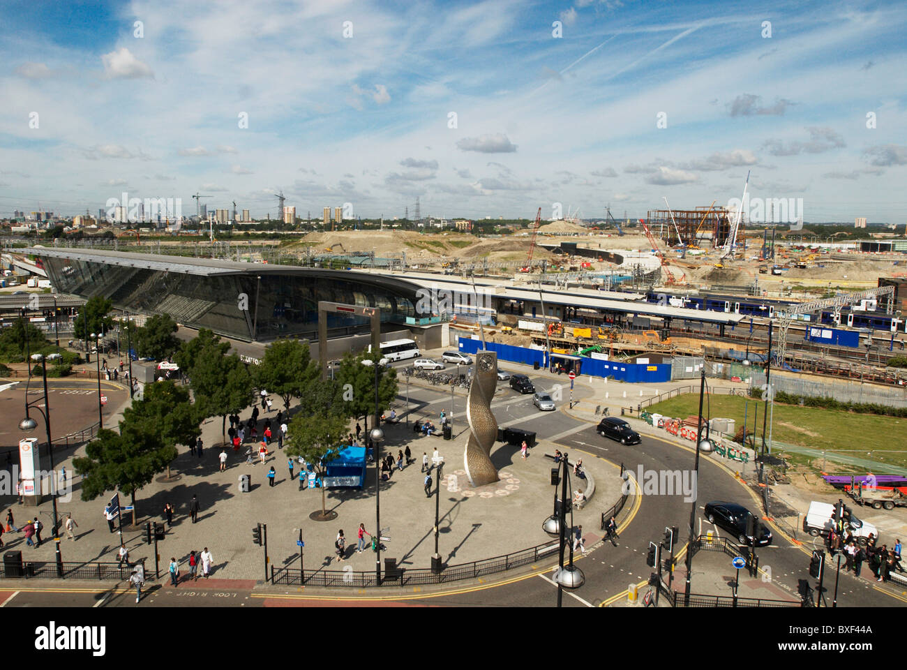 Eisenbahn und u-Bahn Bahnhof Stratford mit der Entwicklung von Westfield Stratford City im Bau East London UK Stockfoto