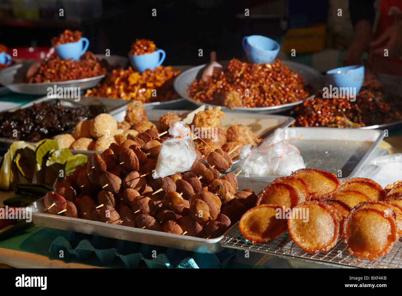 Essensstände in Pasar Gadong in Bandar Seri Begawan, Brunei Darussalam, Asien Stockfoto