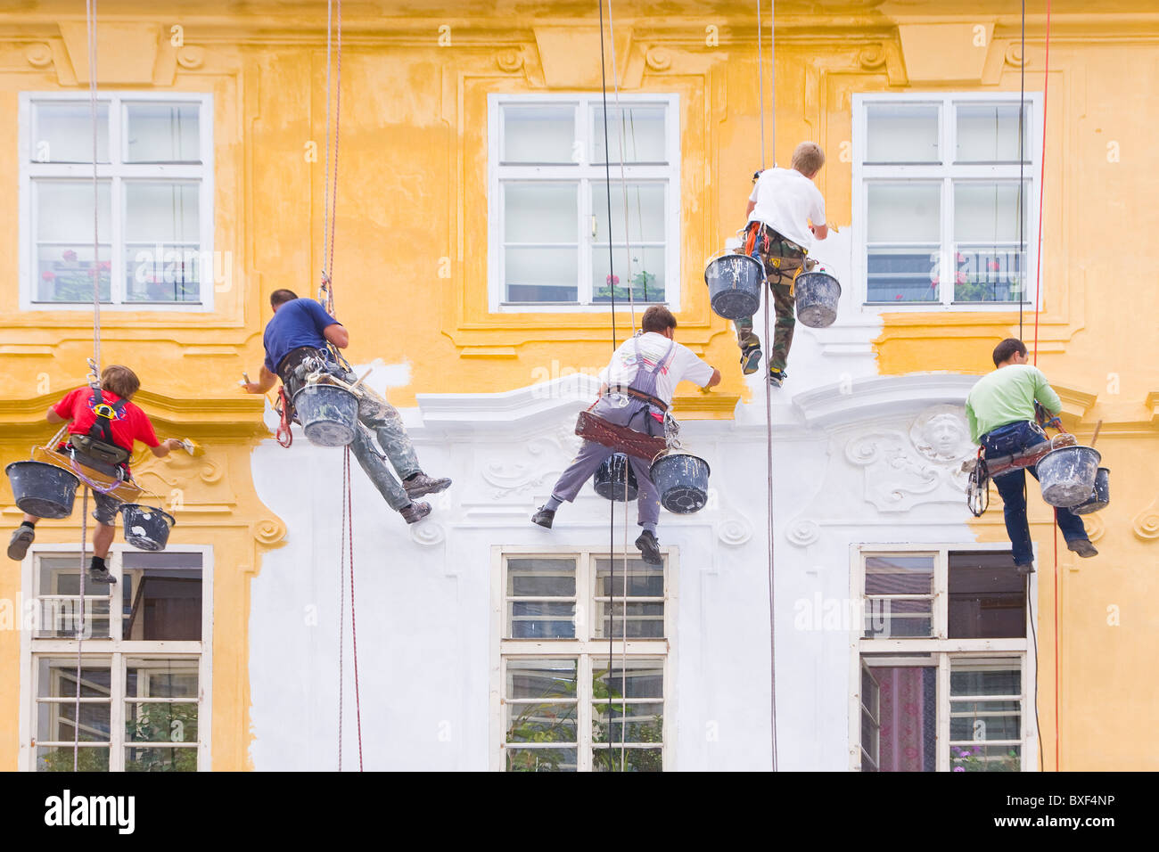 Fünf Maler hängend von einem Gebäude in der Prager Altstadt Stockfoto