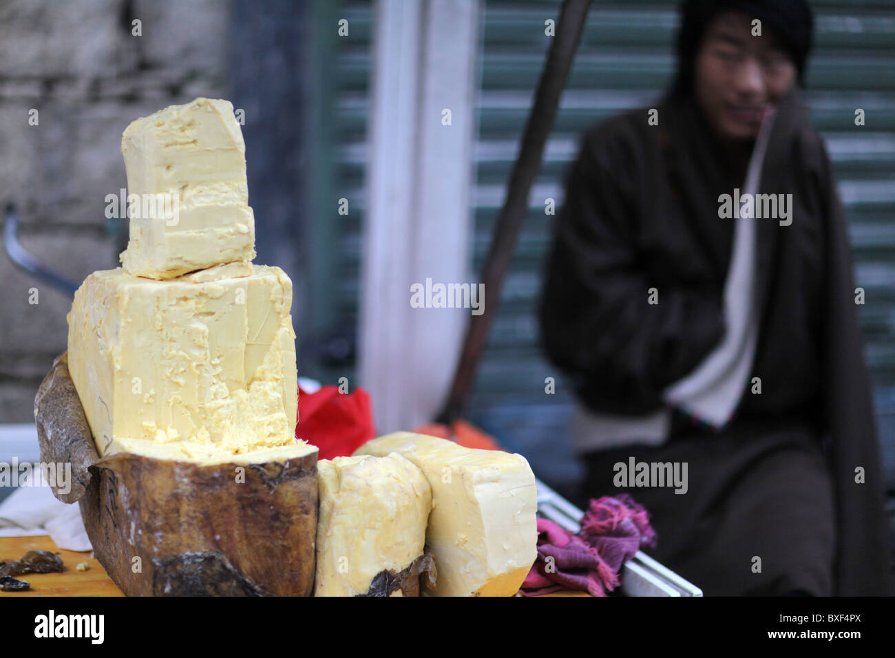 Blöcke von Yak-Butter auf dem Display in den Straßen von Lhasa, der Hauptstadt Tibets (tibetische autonome Region), China. Stockfoto