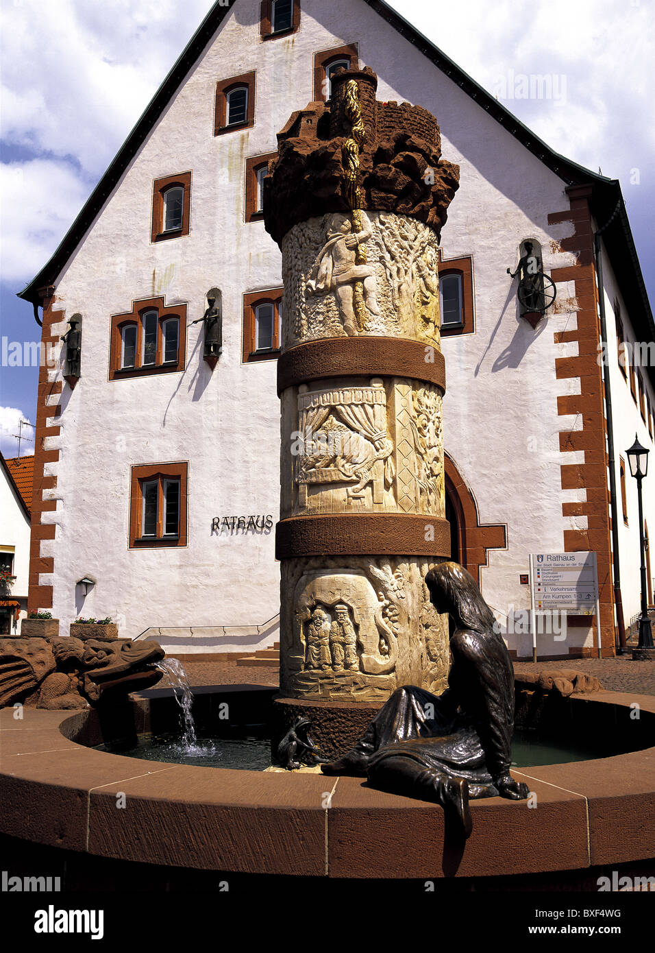 Grimm-Brüder-Brunnen auf dem Marktplatz, Steinau, Deutschland Stockfoto