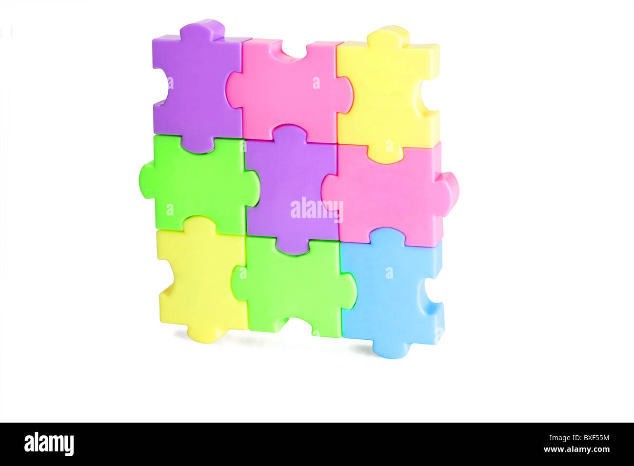 Bunte Kunststoff Jigsaw Puzzle-Blöcke auf weißem Hintergrund Stockfoto