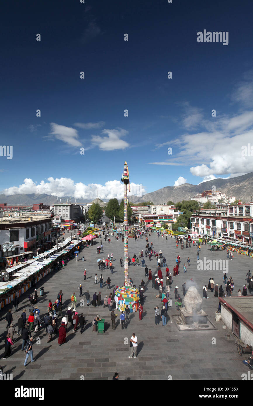 Blick über Barkhor Square von der Spitze des Jokhang Tempel in Lhasa, Tibet (autonomes Gebiet Tibet), China. Stockfoto