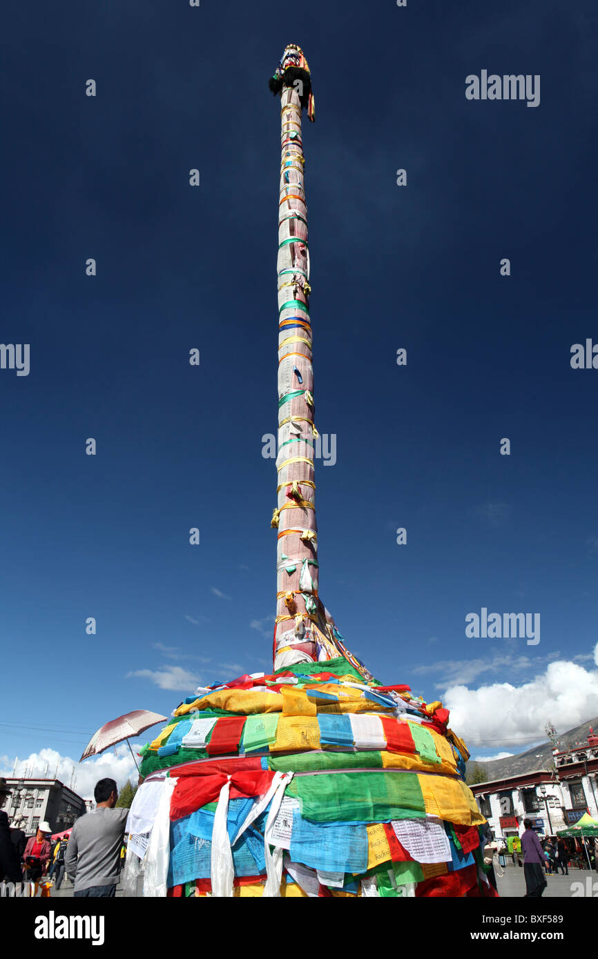 Ansicht einer tibetischen Gebet Flg Stange in Barkhor nahe den Jokhang Tempel in Lhasa, Tibet (autonomes Gebiet Tibet), China. Stockfoto